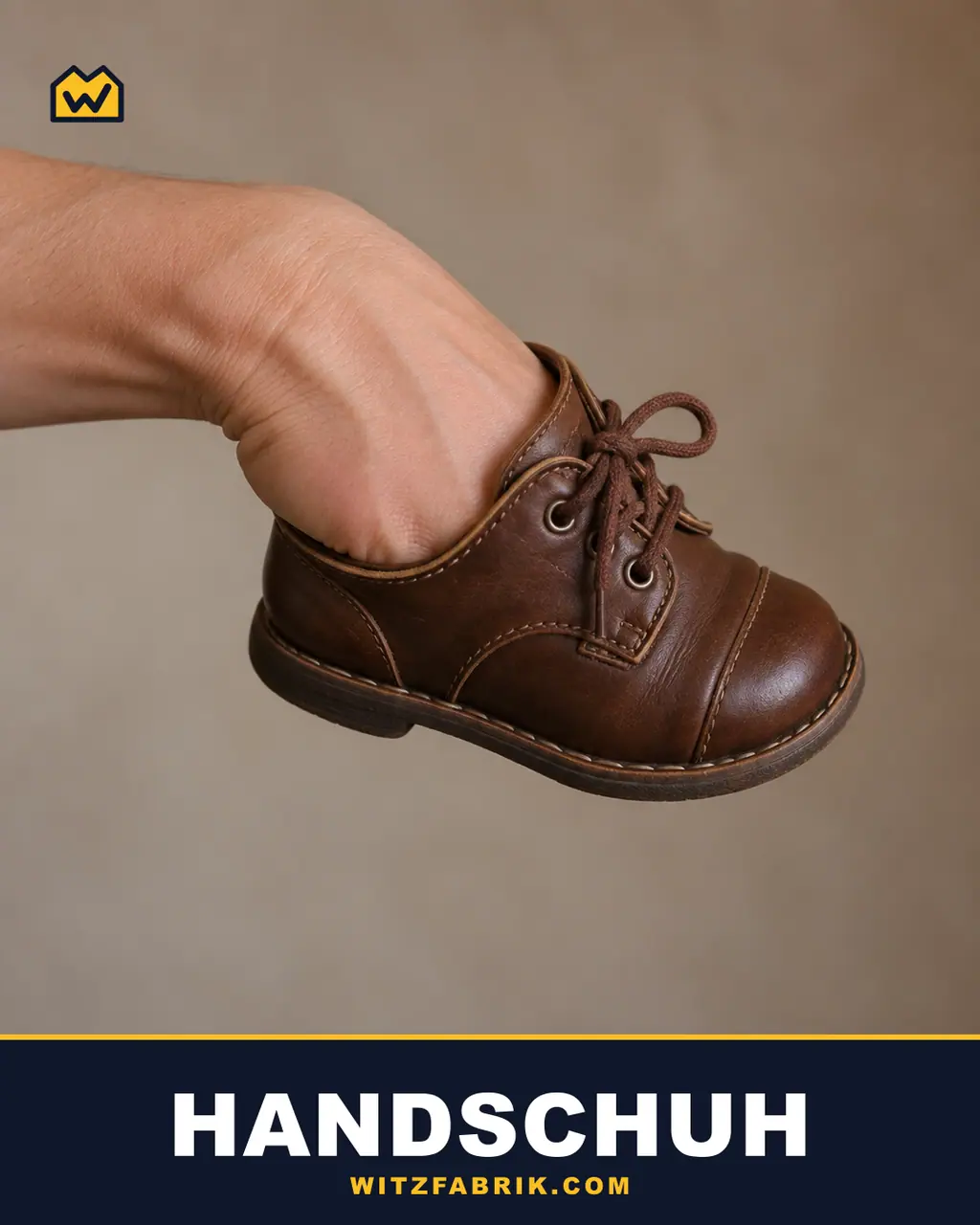 Eine Hand steckt in einem kleinen braunen Lederschnürschuh, der wie ein Handschuh über die Finger gezogen ist